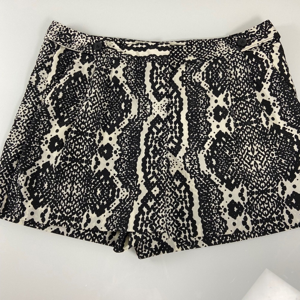 LOFT Women's Size 6 Black White Snake Print Shorts Casual 4in Inseam